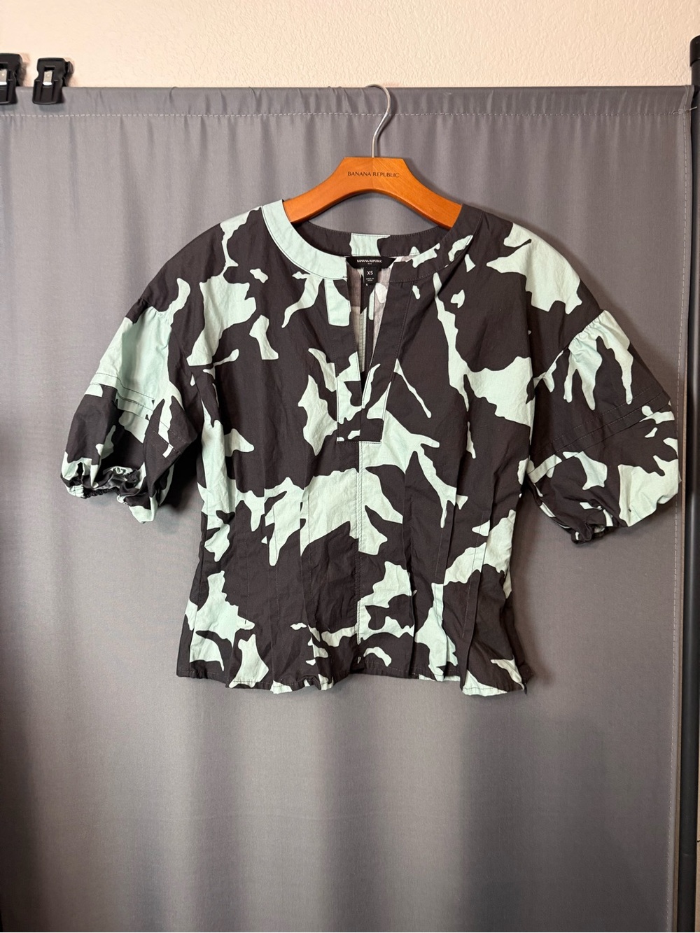 Banana Republic Black and Mint Abstract Puff Sleeve Top
